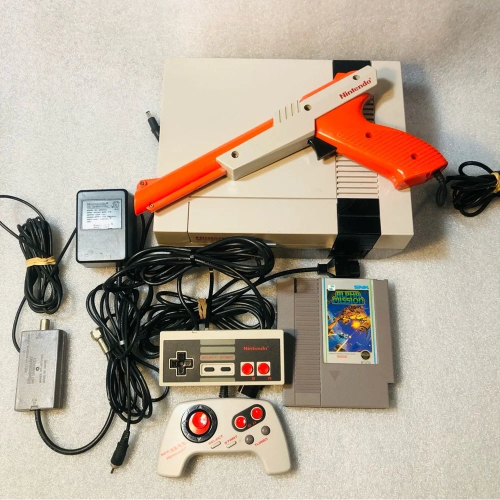 Nintendo Original NES-001 NES Console Bundle W/ 1 game OEM cord, zapper Tested